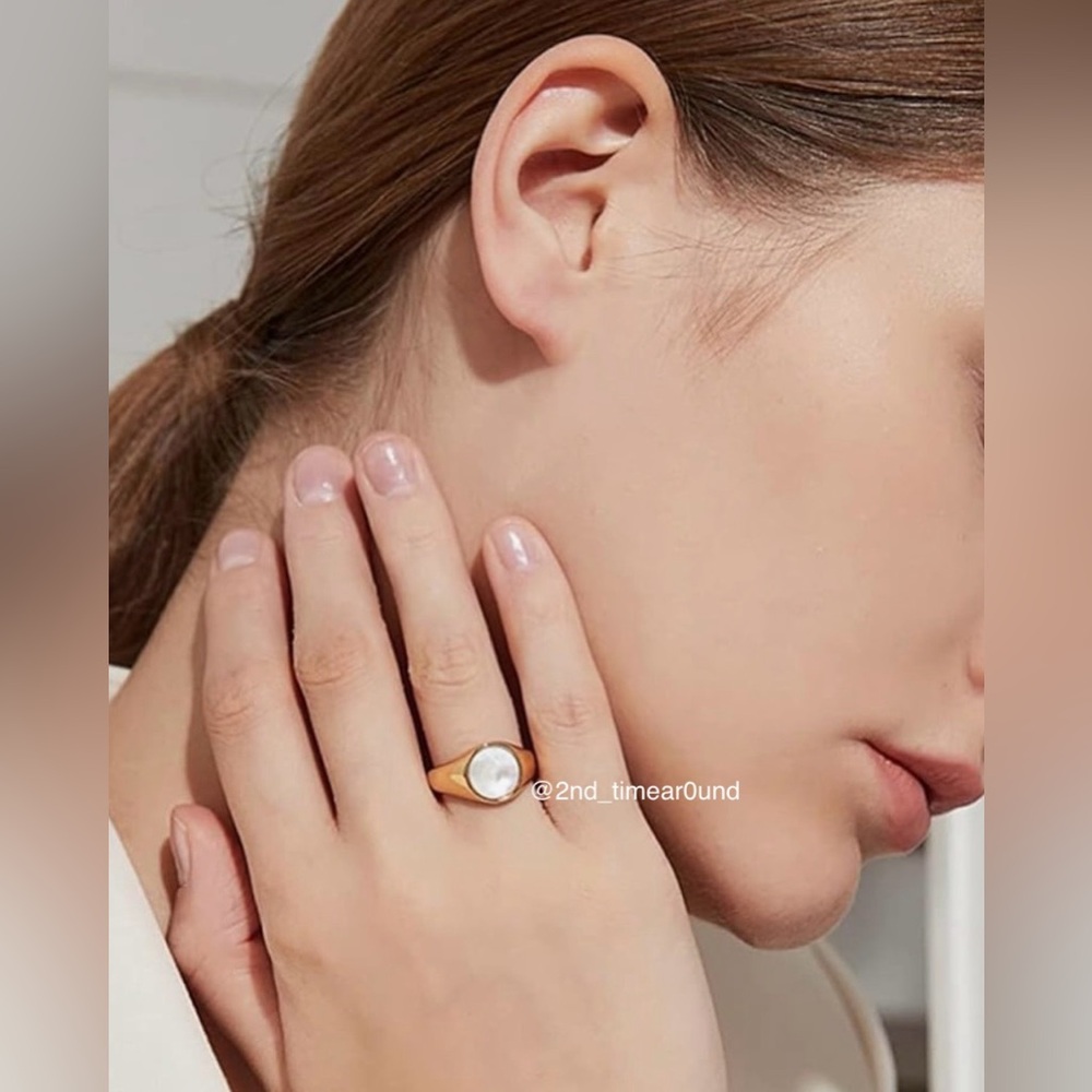 Mother of Pearl Round Signet Ring - Gold Plated - Picture 4 of 6